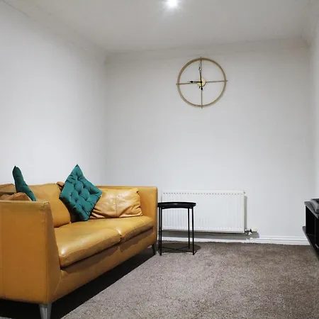 Cosy Spacious 4 Bedroom Town House With Shared Bathrooms, Living Space, Kitchen And Garden Apartment Manchester