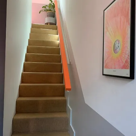 Designer House And Garden With Parking Apartment Manchester