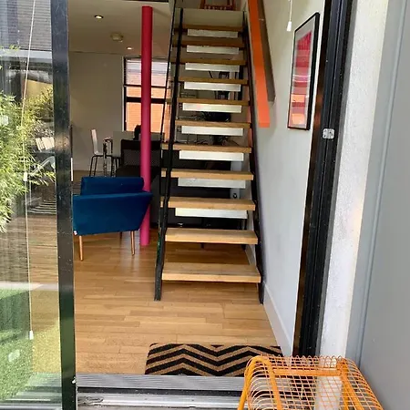 Apartment Designer House And Garden With Parking Manchester