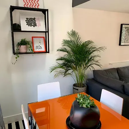 Designer House And Garden With Parking Apartment Manchester