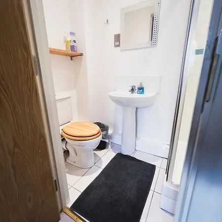 Spacious 2 Bed Flat, Free Parking, Close To Town מנצ'סטר