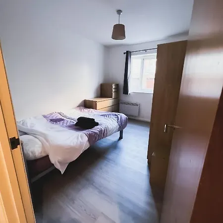 Spacious 2 Bed Flat, Free Parking, Close To Town *
