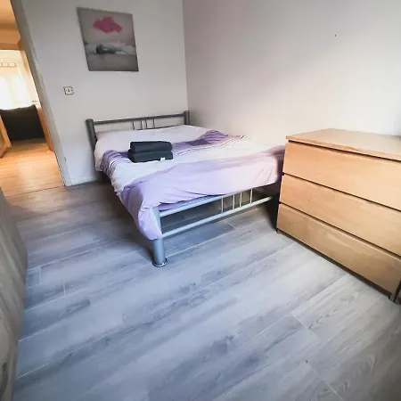 Spacious 2 Bed Flat, Free Parking, Close To Town Apartmán Manchester