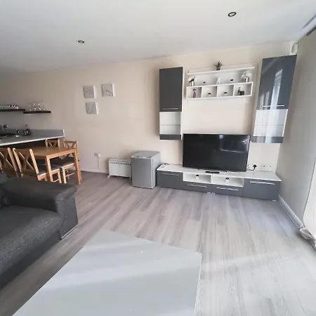 Spacious 2 Bed Flat, Free Parking, Close To Town Μάντσεστερ