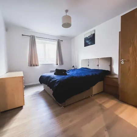 Spacious 2 Bed Flat, Free Parking, Close To Town * Manchester