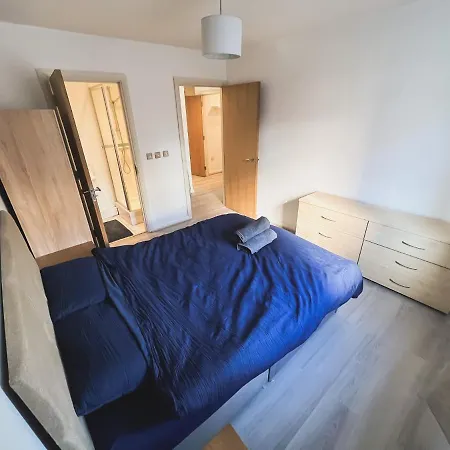 Spacious 2 Bed Flat, Free Parking, Close To Town Διαμέρισμα