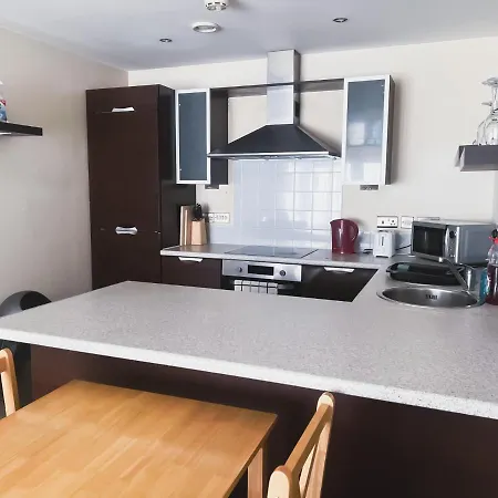 Spacious 2 Bed Flat, Free Parking, Close To Town דירה