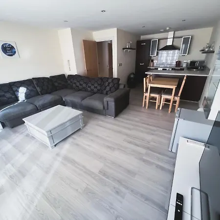 Spacious 2 Bed Flat, Free Parking, Close To Town *