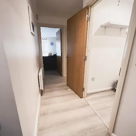 Spacious 2 Bed Flat, Free Parking, Close To Town Apartment *