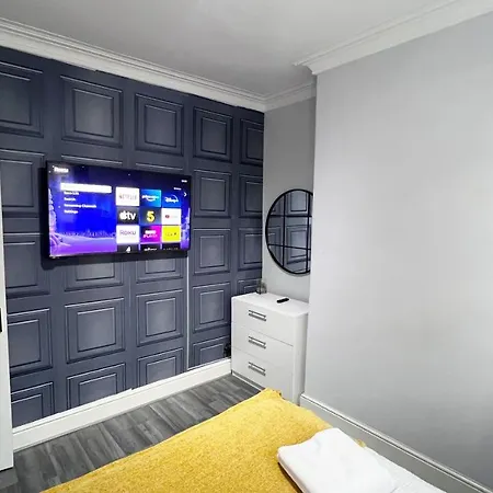 Large 4 Bedroom Townhouse With Free Parking Near Mcr Center アパート