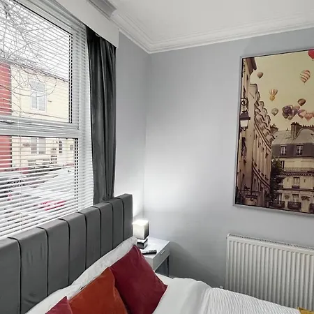 Апартаменты Large 4 Bedroom Townhouse With Free Parking Near Mcr Center
