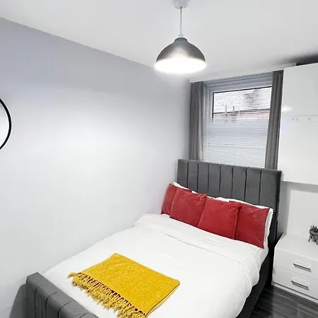 Large 4 Bedroom Townhouse With Free Parking Near Mcr Center Манчестер