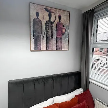 Large 4 Bedroom Townhouse With Free Parking Near Mcr Center *