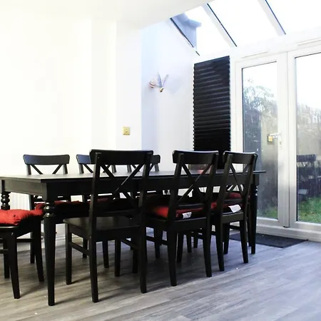 Cosy Spacious 4 Bedroom Town House With Shared Bathrooms, Living Space, Kitchen And Garden *