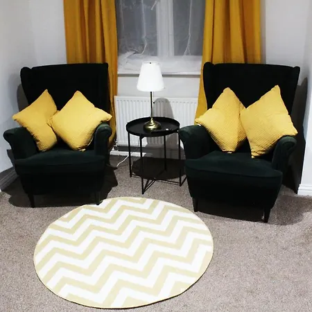 Cosy Spacious 4 Bedroom Town House With Shared Bathrooms, Living Space, Kitchen And Garden Apartment
