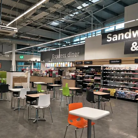 Private Bedroom - Shared Facilities - Free Parking - Close To Ethiad Centre Nocleg ze śniadaniem *