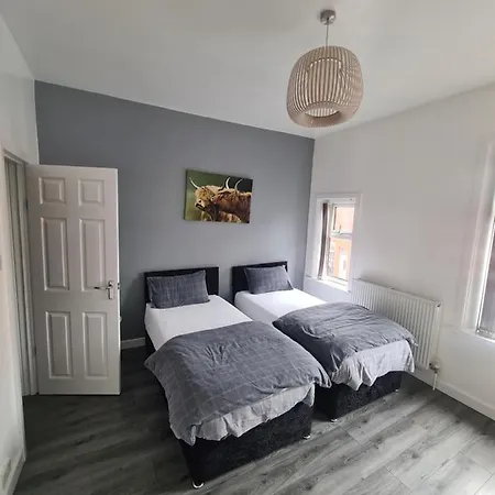 Apartman Lovely 2-bedroom House Close To Media City.