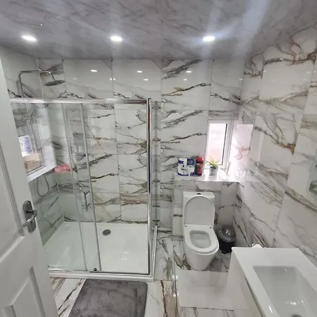 Lovely 2-bedroom House Close To Media City. Apartment *
