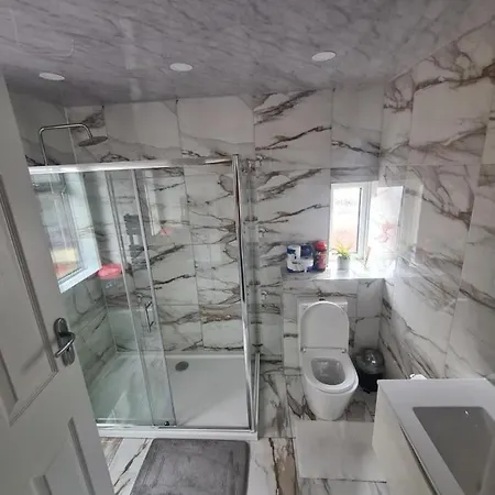 Lovely 2-bedroom House Close To Media City. Διαμέρισμα