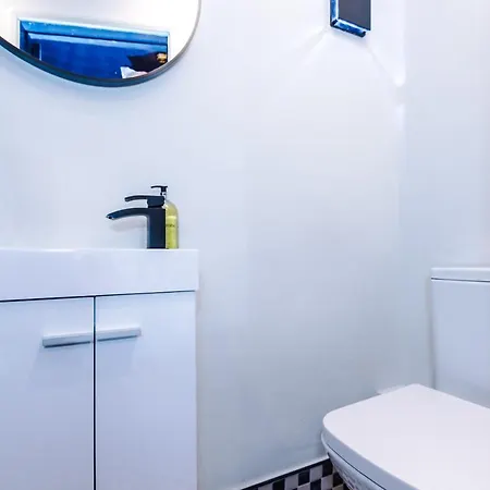 Spacious And Modern 5 Bedroom House Ferienhaus *