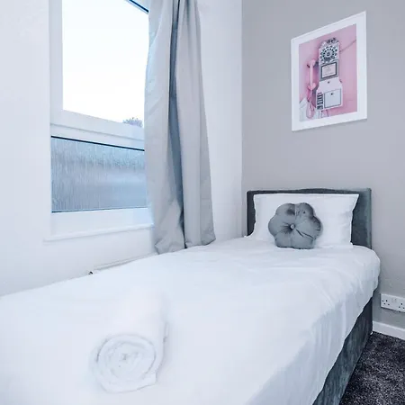 Spacious 4 Bed With Parking * Manchester