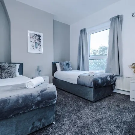 Spacious 4 Bed With Parking * Manchester