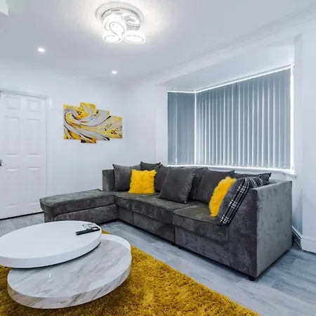Nice Three Bedroom House In 아파트 *