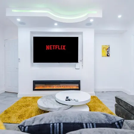 Nice Three Bedroom House In 맨체스터