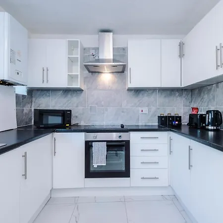 Hotel Nice Three Bedroom House In 3*