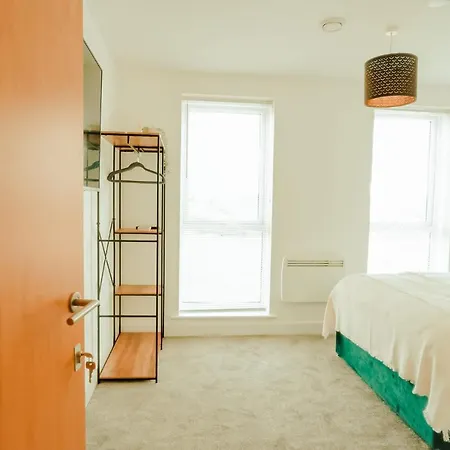 Chic 2 Bedroom Salford Quays The Lowry Apartment *