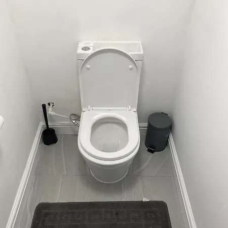 Modern With Private Entrance 招待所