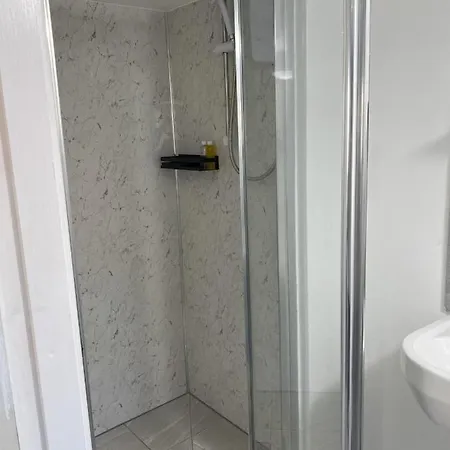 Guest house Modern With Private Entrance
