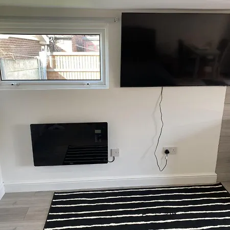 Modern With Private Entrance * Manchester