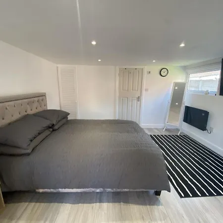 Modern With Private Entrance Manchester