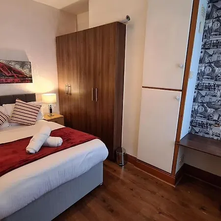 Cheerful 3-bedroom In Stretford Prázdninový dům Manchester