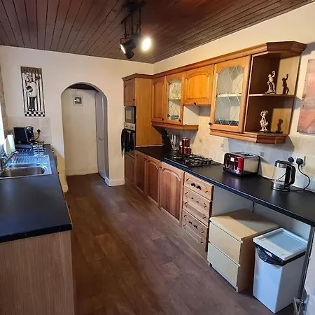 Cheerful 3-bedroom In Stretford