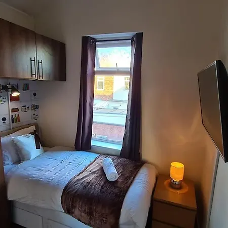Cheerful 3-bedroom In Stretford Ferienhaus