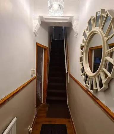 Cheerful 3-bedroom In Stretford
