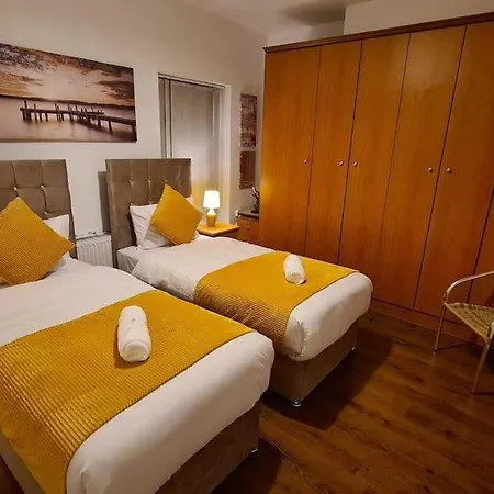 Cheerful 3-bedroom In Stretford Prázdninový dům Manchester