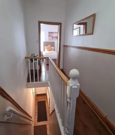 Cheerful 3-bedroom In Stretford Ferienhaus *