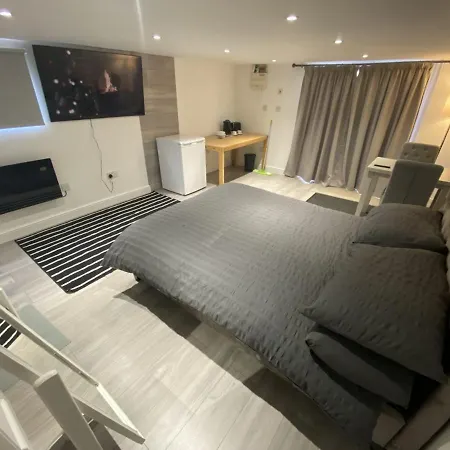 Modern With Private Entrance 招待所 *