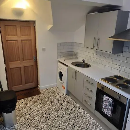 Апартаменты Stylish 2-bedroom Flat In The Heart Of Monton Road *