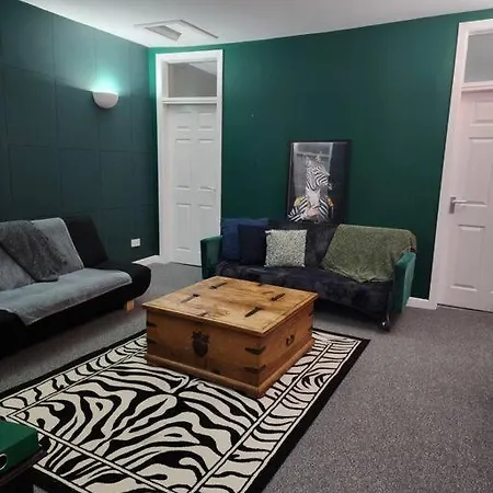 Apartment Stylish 2-bedroom Flat In The Heart Of Monton Road Manchester