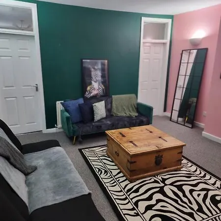 Stylish 2-bedroom Flat In The Heart Of Monton Road Апартаменты