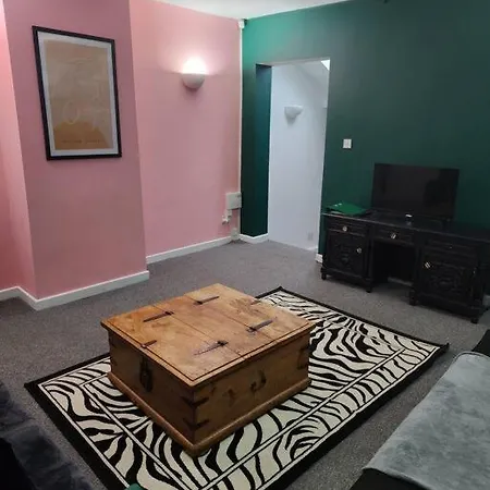 Stylish 2-bedroom Flat In The Heart Of Monton Road Apartment