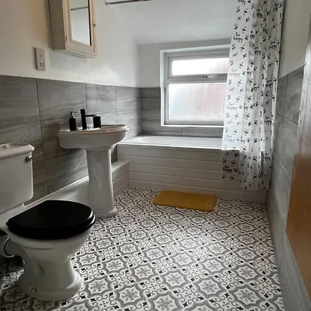 Stylish 2-bedroom Flat In The Heart Of Monton Road Manchester