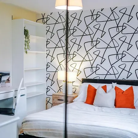 Holiday home Chic 2 Bed House With Garden & Free Parking