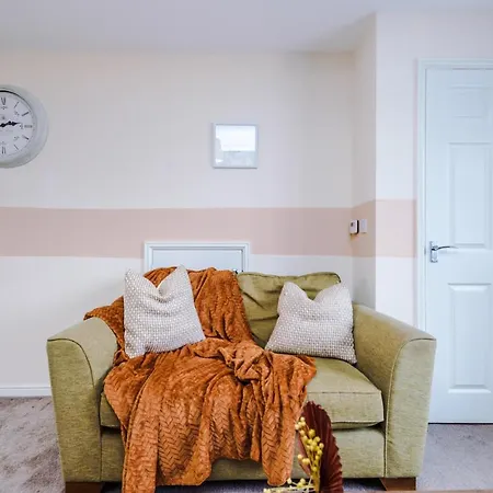 Chic 2 Bed House With Garden & Free Parking *