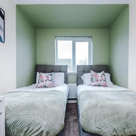 Holiday home Chic 2 Bed House With Garden & Free Parking