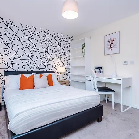 Dom wakacyjny Chic 2 Bed House With Garden & Free Parking